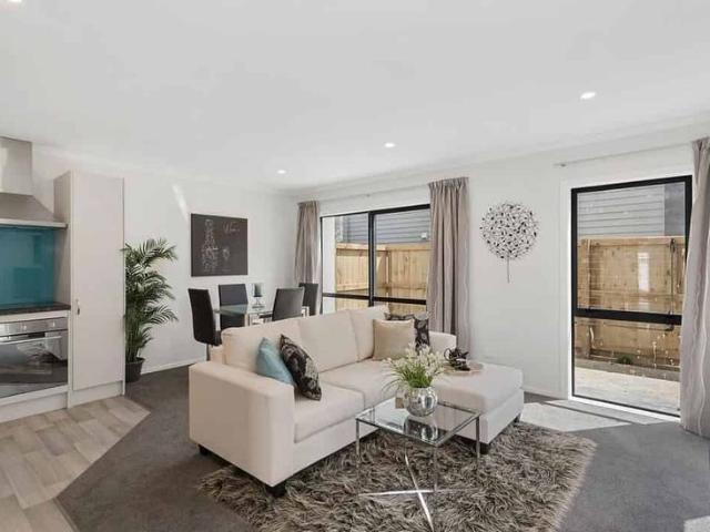 2 Bedroom Townhouse with Walk in Wardrobes