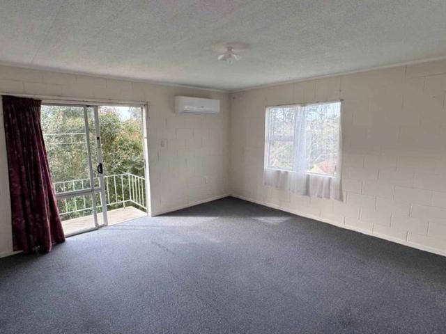2 Bedroom Unit on Great North Road Prime L.