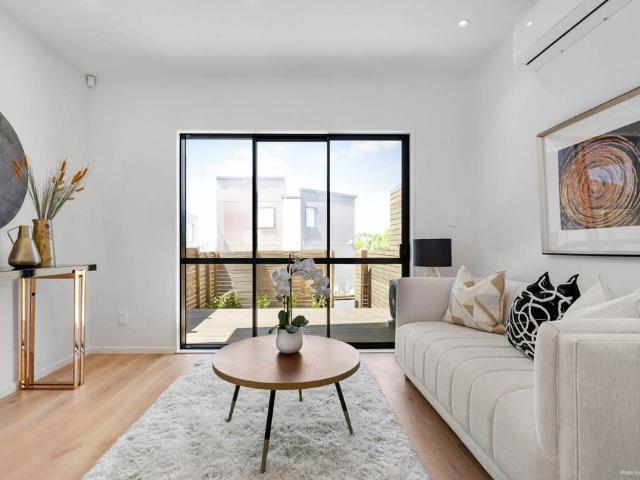 2 Bedrooms on Highland Park Dr