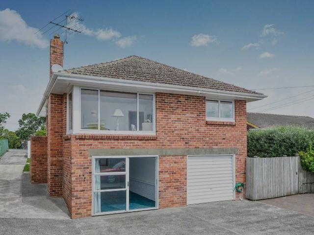 2 Bedrooms + Large Rumpus & Garage!