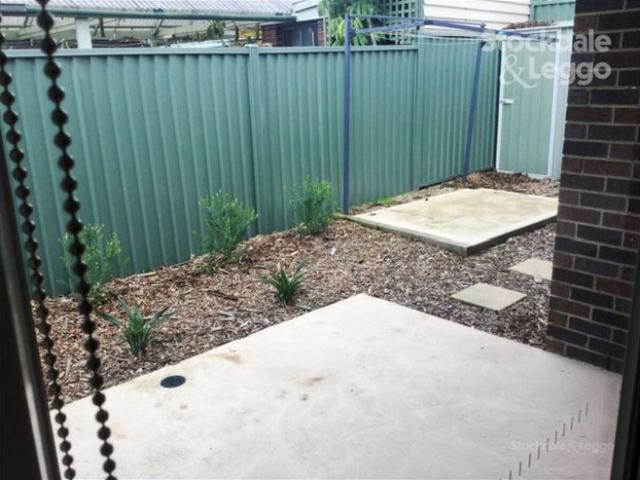 2 BEDROOMS + STUDY, HEATING & COOLING NEAR TRANSPORT, MERCY & AUSTIN HOSPITALS!