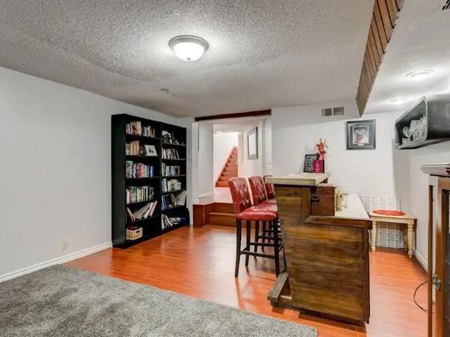 2 bedrooms with big windows！ CLOSE TO ALL AMENITIES!