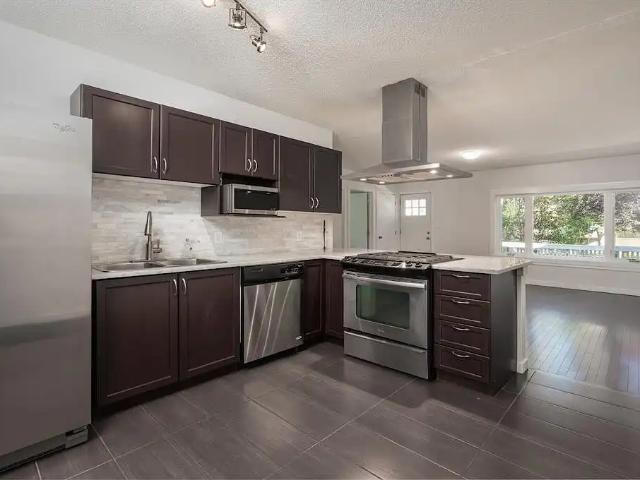 2 BEDS/1 BATH IN AN AWESOME DOWNTOWN LOCATION