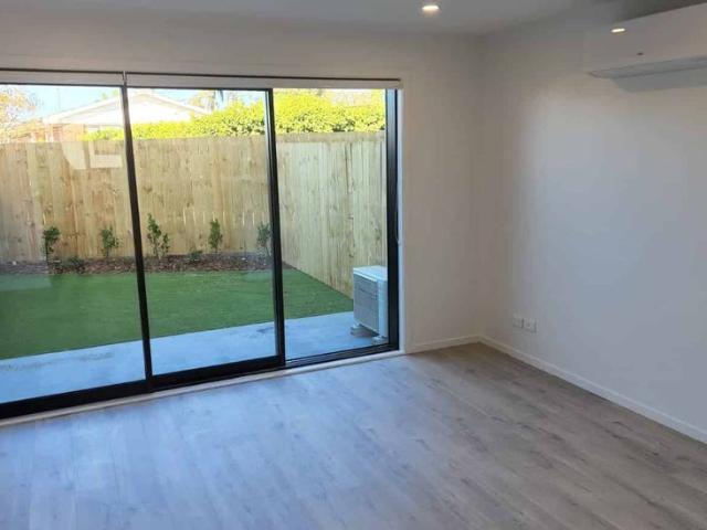 2 BEDS / 2 BATHS / AVAILABLE FROM 8th APRIL