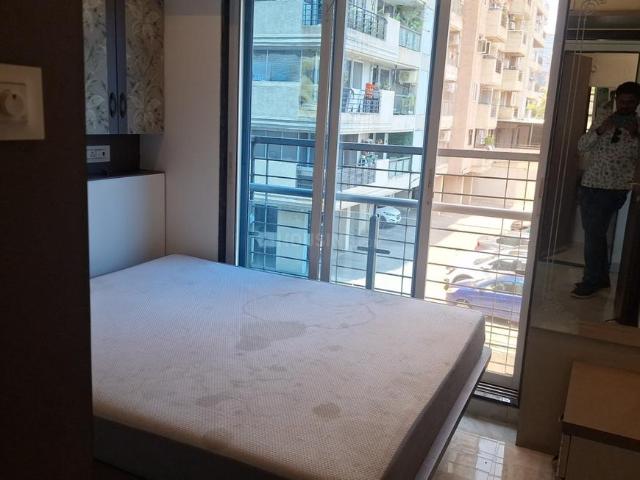 2 BHK Apartment in Andheri West for rent Mumbai. The reference number is 18865360