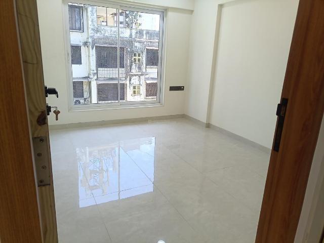 2 BHK Apartment in Borivali East for resale Mumbai. The reference number is 20002730