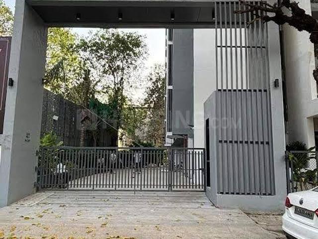 2 BHK Apartment in Bandra East for resale Mumbai. The reference number is 19912757