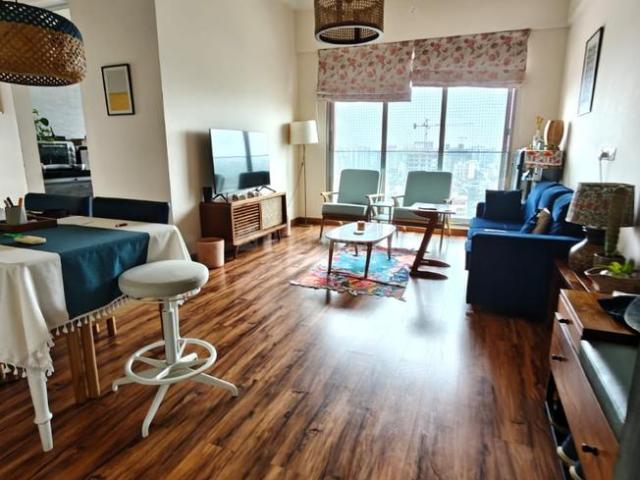 2 BHK Apartment in Bandra West for resale Mumbai. The reference number is 18701745
