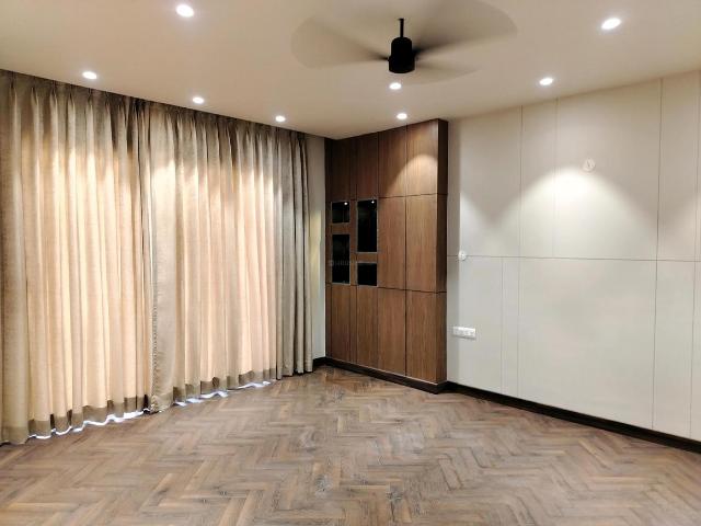 2 BHK Apartment in DLF Phase 5 for rent Gurgaon. The reference number is 20697919