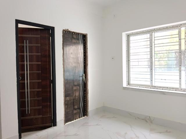 2 BHK Apartment in Kamdahari for resale Kolkata. The reference number is 20428100