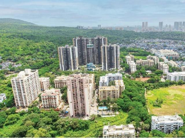 2 BHK Apartment in Kandivali East for resale Mumbai. The reference number is 20813401