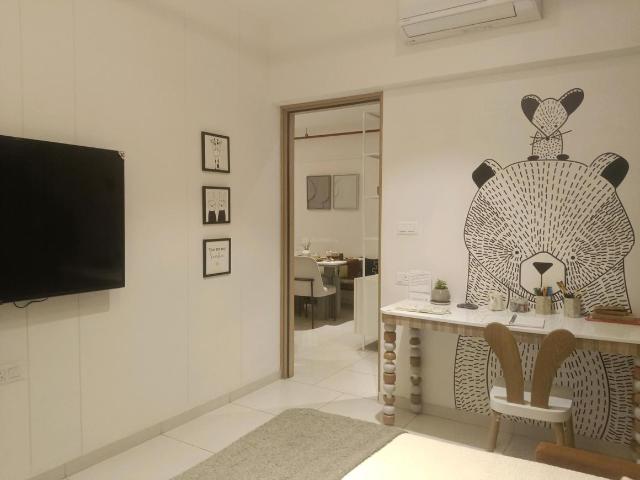 2 BHK Apartment in Kandivali East for resale Mumbai. The reference number is 20080311