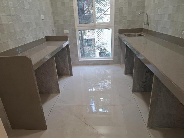 2 BHK Apartment in Kandivali West for resale Mumbai. The reference number is 18992697