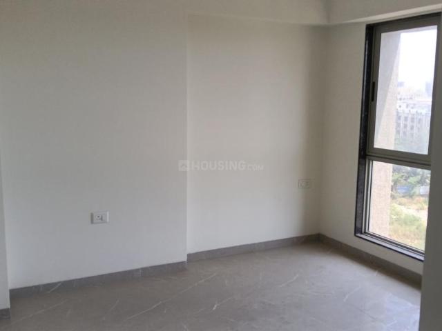 2 BHK Apartment in Kandivali West for resale Mumbai. The reference number is 20462004