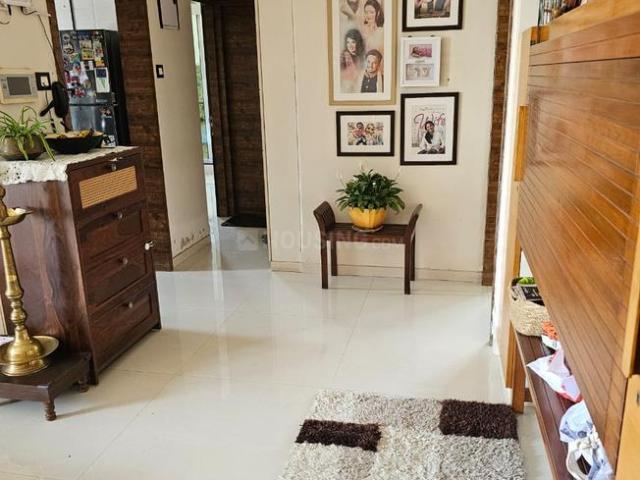 2 BHK Apartment in Kandivali West for resale Mumbai. The reference number is 20528157