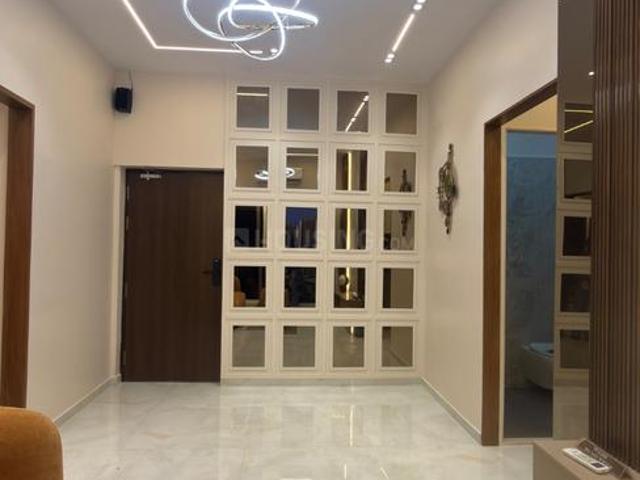 2 BHK Apartment in Kandivali West for resale Mumbai. The reference number is 20291843