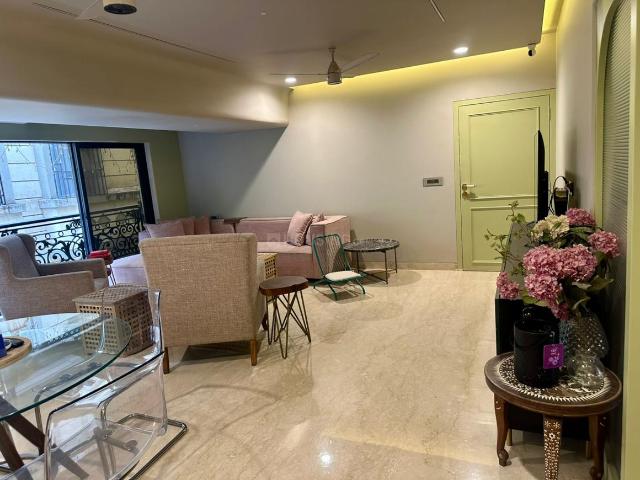 2 BHK Apartment in Khar West for rent Mumbai. The reference number is 20354081