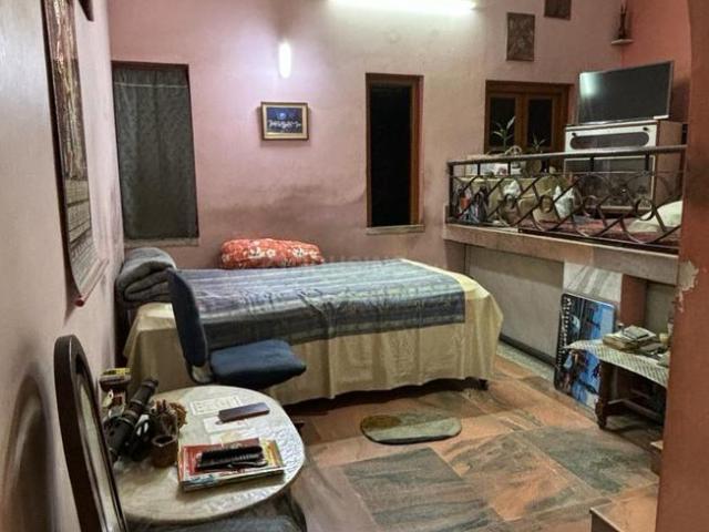 2 BHK Apartment in Lake Gardens for resale Kolkata. The reference number is 14058367
