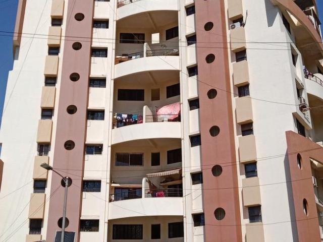 2 BHK Apartment in Magarpatta City for resale Pune. The reference number is 19650395