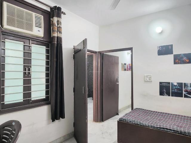 2 BHK Apartment in Sarvodaya Enclave for rent New Delhi. The reference number is 19904053