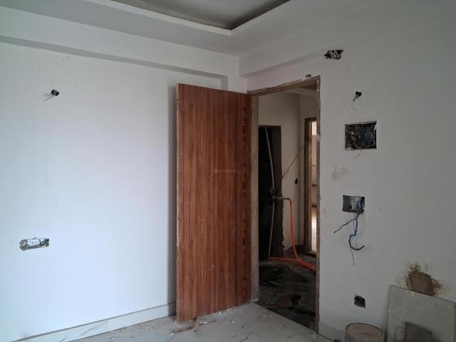 2 BHK Apartment in Sector 101 for resale Noida. The reference number is 20910855