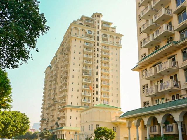 2 BHK Apartment in Sector 43 for resale Gurgaon. The reference number is 20123139