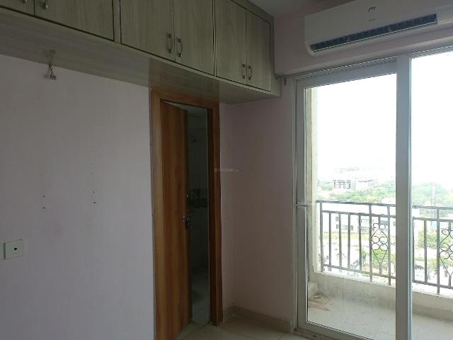2 BHK Apartment in Sector 63 for rent Gurgaon. The reference number is 20381040