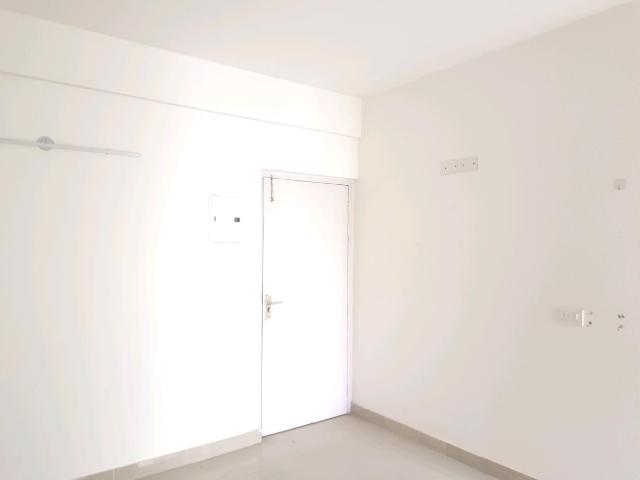 2 BHK Apartment in Sector 76 for resale Gurgaon. The reference number is 19700865