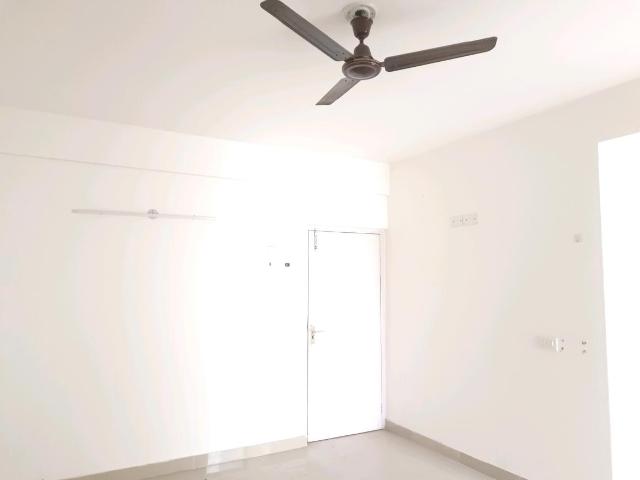 2 BHK Apartment in Sector 76 for resale Gurgaon. The reference number is 19700876
