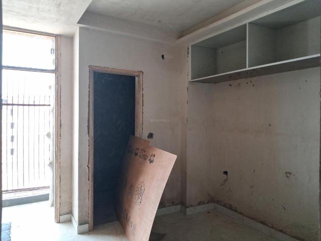 2 BHK Apartment in Sector 73 for resale Noida. The reference number is 19987457