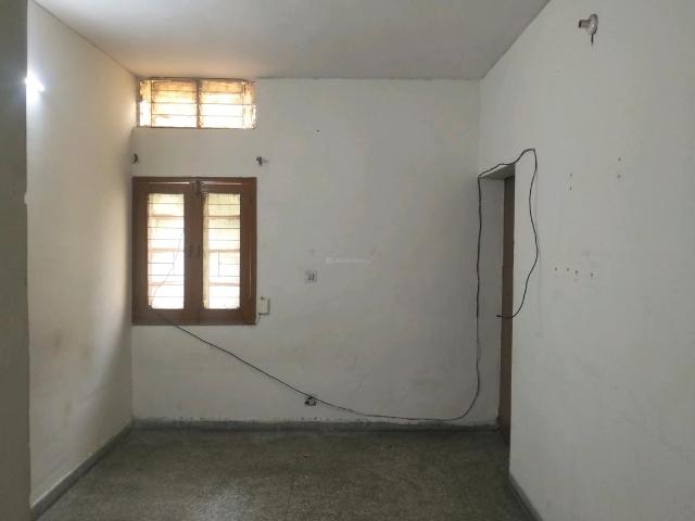 2 BHK Apartment in Paschim Vihar for resale New Delhi. The reference number is 20988323