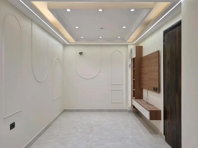 2 BHK Apartment in Raju Parak Extension for resale New Delhi. The reference number is 20224288