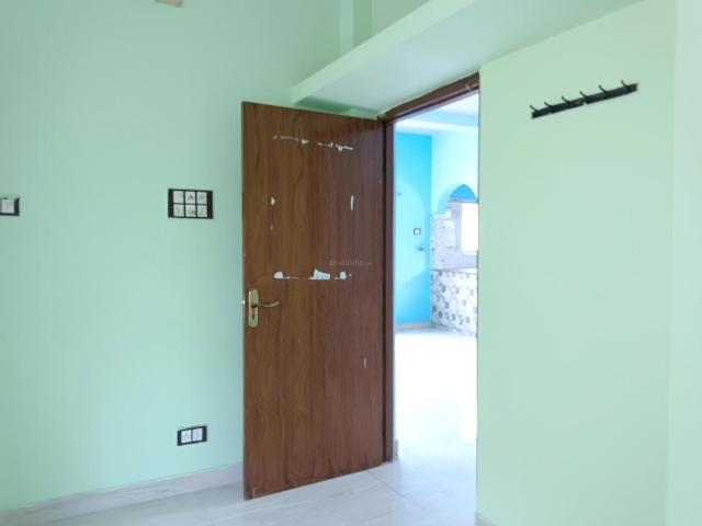 2 BHK Apartment in Tangra for rent Kolkata. The reference number is 18104865