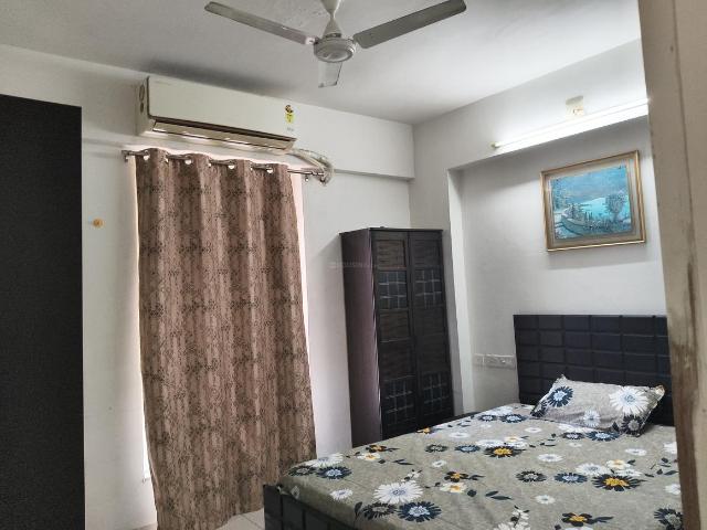 2 BHK Apartment in Vaishno Devi Circle for rent Ahmedabad. The reference number is 19610759