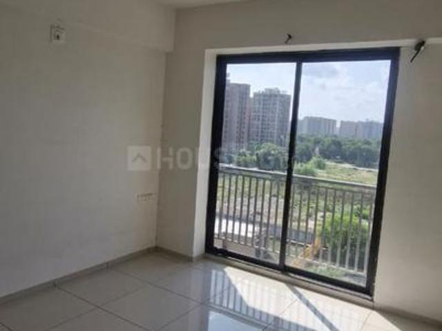 2 BHK Apartment in Vaishno Devi Circle for rent Ahmedabad. The reference number is 19027963