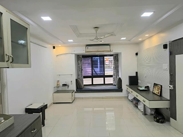 2 BHK Apartment in Vile Parle East for resale Mumbai. The reference number is 18984909