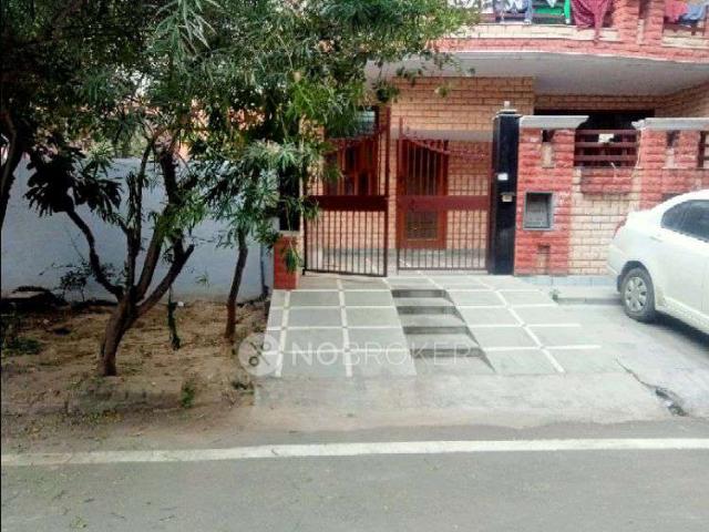 2 BHK Flat In Noida 51 C Block for Rent In H9h8+9x9, Sector 51, Noida, Uttar Pradesh 201307, India