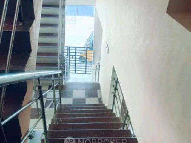 2 BHK Flat In Diamond Castle Apartment, Manikandapuram For S