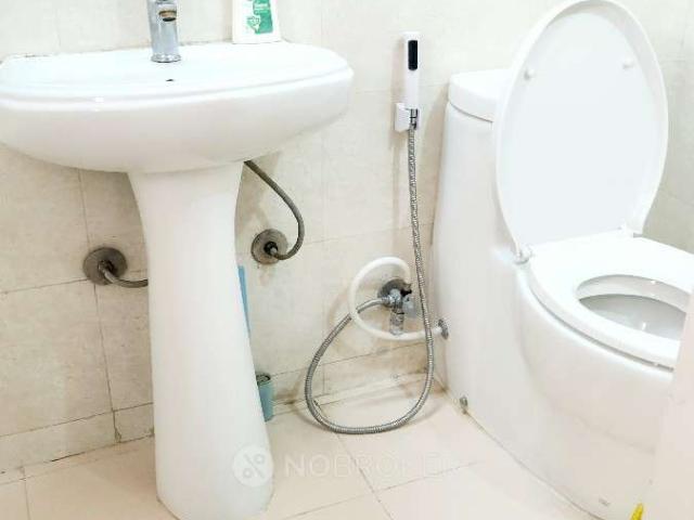 2 BHK Flat In Gaur City 7th Avenue for Rent In Gaur City