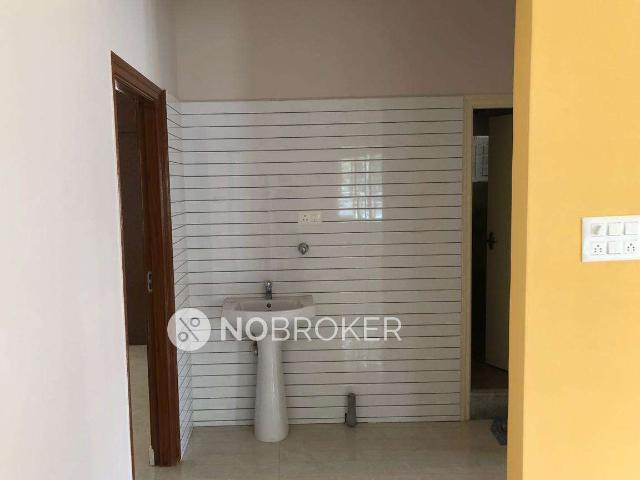 2 BHK Flat In R B Homes, Rmv for Rent In Sanjay Nagar Bbmp Park Only Veg