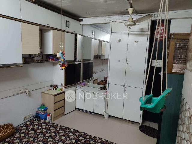 2 BHK Flat In Raja Bahadur Building for Lease In Masjid Ban
