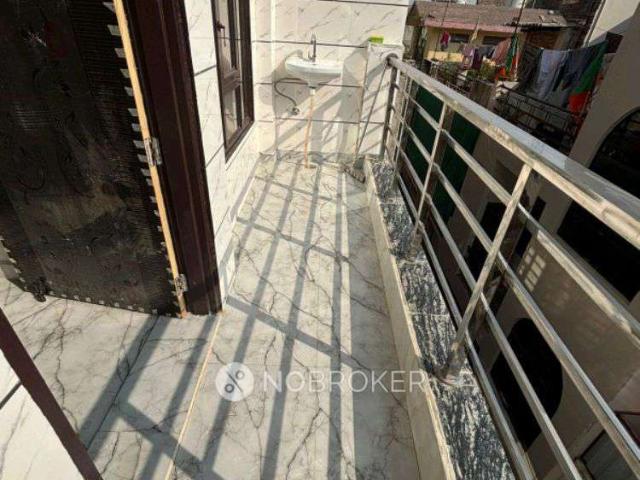 2 BHK Flat In Standalone Building for Rent In Sector 105