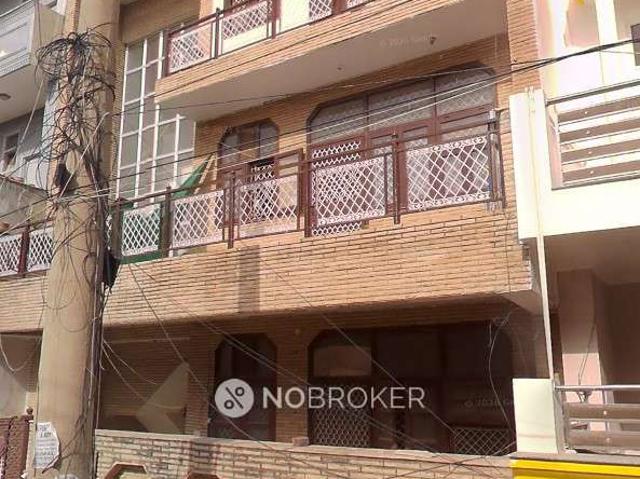 2 BHK House for Rent In Block D, 71, Noida, D Block, Bara