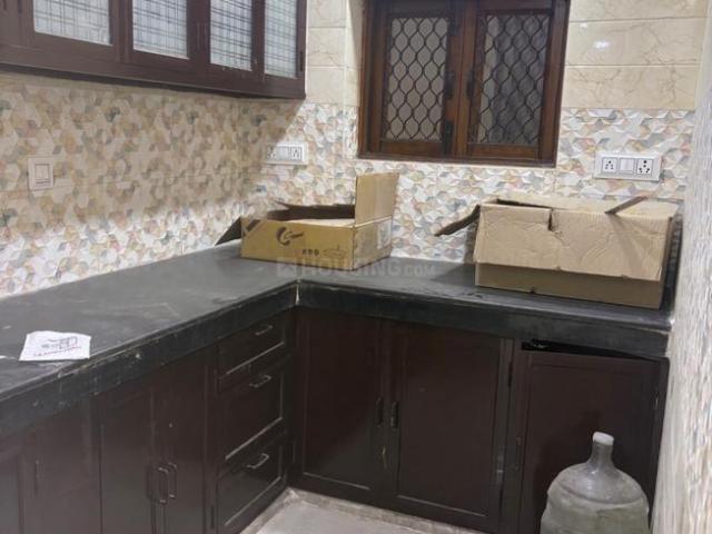2 BHK Independent Builder Floor in Mukherjee Nagar for resale North West Delhi. The reference number is 16906987