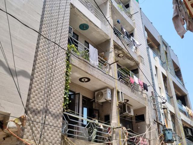 2 BHK Apartment in Dwarka Mor for resale New Delhi. The reference number is 20237679