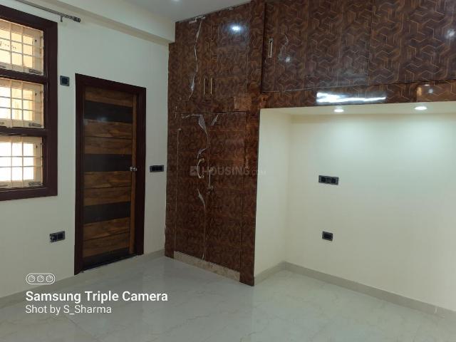 2 BHK Independent Builder Floor in Freedom Fighters Enclave for rent New Delhi. The reference number is 15713071