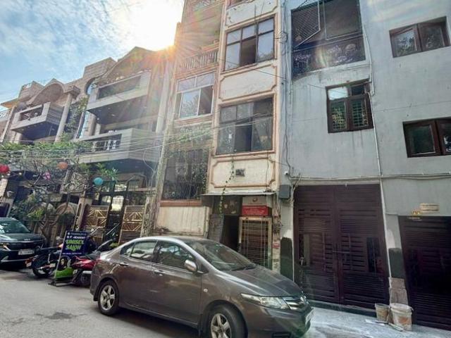 2 BHK Independent Builder Floor in South Extension I for resale New Delhi. The reference number is 19621117