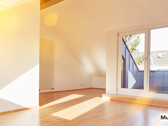 2 bis 3 Zimmer Wohnung und Balkon