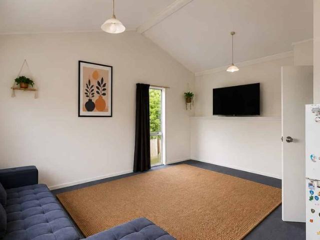 2 brm in popular Redwood Apartments