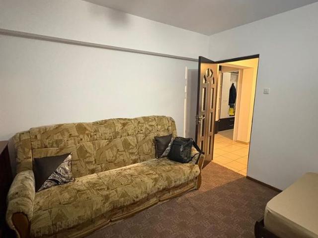 2 cam d 54 mp zona podul de fier la strada etaj 1/4 renovat 450 eur
